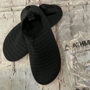 NWOT ATHMILE black water shoes stretchy and comfy, size 9…